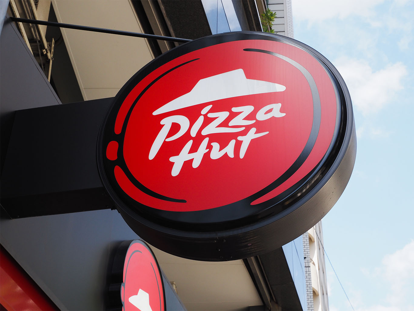 Yum Brands rescues 64 Pizza Hut UK sites after bankruptcy filing