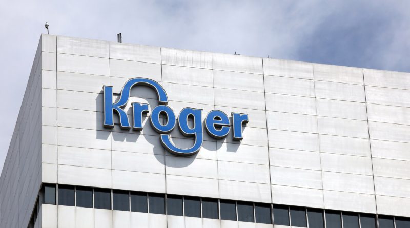 Exterior of a Kroger grocery store representing the company's planned acquisition of Giant Eagle as part of its regional growth strategy in the US grocery market.